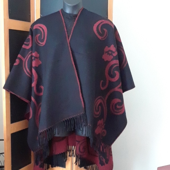 Reversible Printed Poncho w/fringes - Picture 7 of 16